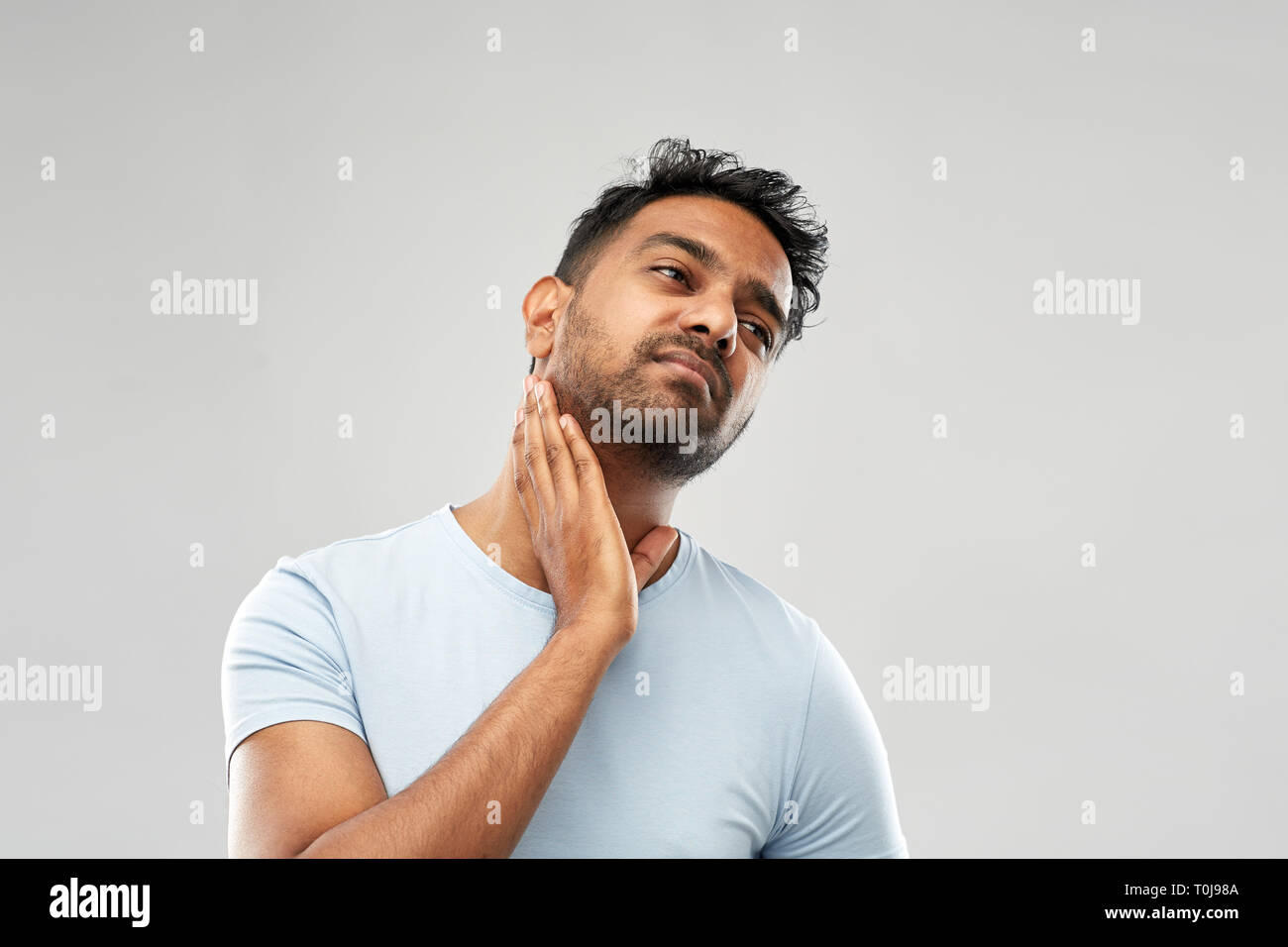 Indische mann Leiden wunde Drüsen oder Mandeln Stockfoto