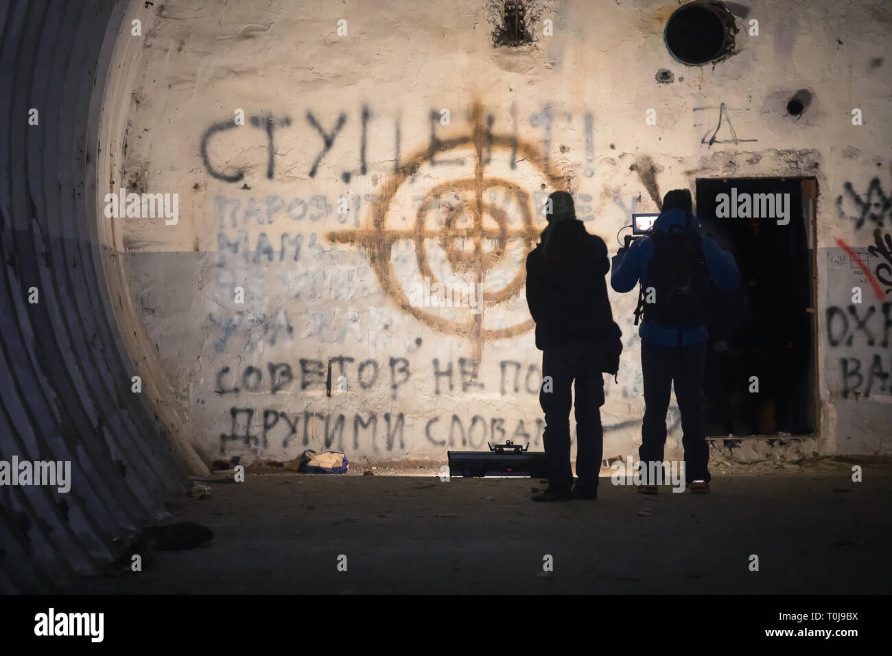 Die Filmcrew schießt das Grundstück in einem verlassenen Zimmer Graffiti, Video am Tatort in einem verlassenen Bunker bemalt Stockfoto