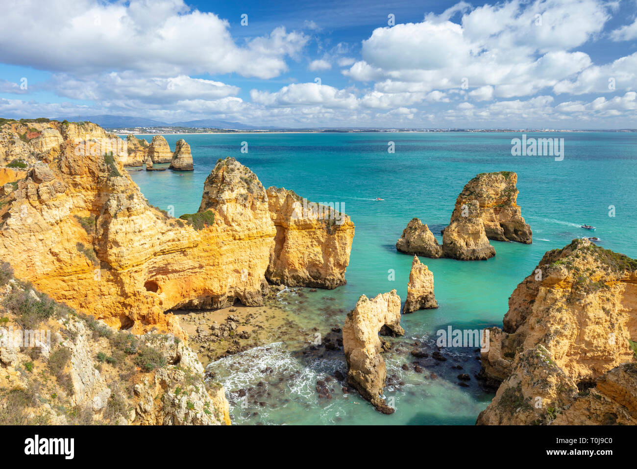 Algarve Portugal Ponta da Piedade Felsformationen mit Höhlen und Grotten mit dem Boot Touren von Lagos Algarve Portugal EU Europa besucht. Stockfoto