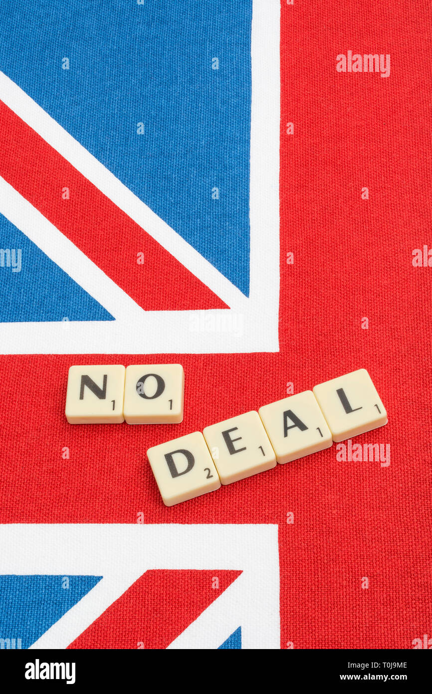 Union Jack & Brexit "No Deal" Motiv in scrabble-Stil Buchstaben, in Bezug auf den Aufenthalt oder Austritt aus der EU, Cancel Brexit Petition Concept, No-Deal Brexit. Stockfoto