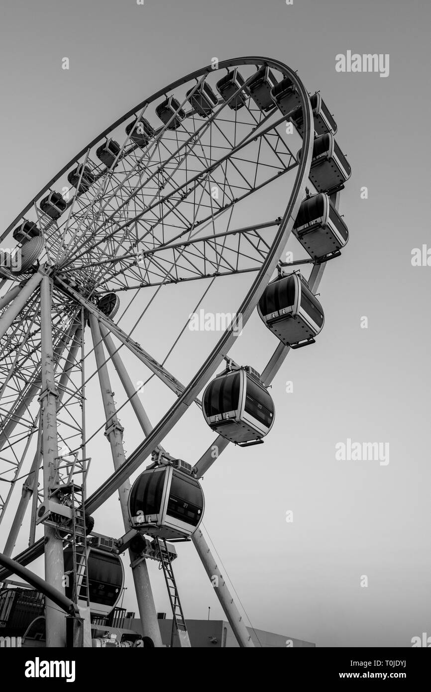 Riesenrad In Dubai Festival City Schwarz Weiss Foto Stockfotografie Alamy