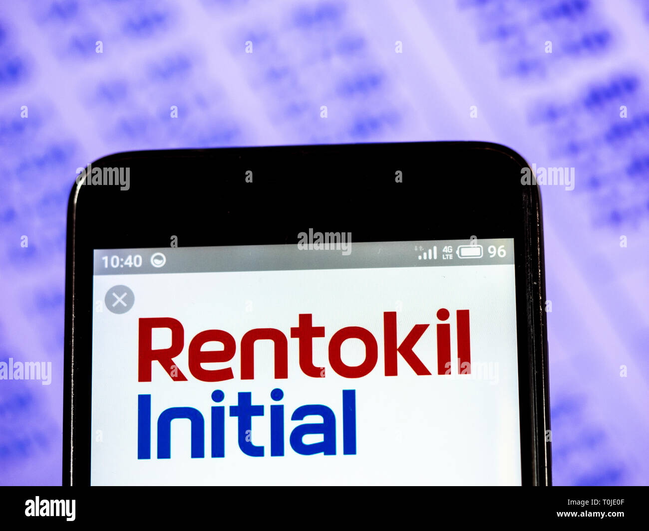 Rentokil Initial plc Firmenlogo auf dem Smartphone angezeigt. Stockfoto