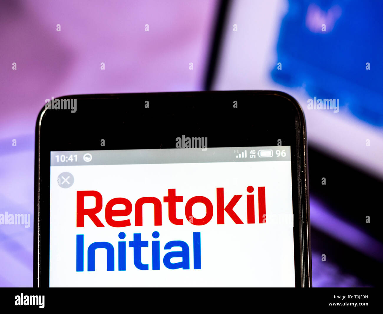 Rentokil Initial plc Firmenlogo auf dem Smartphone angezeigt. Stockfoto