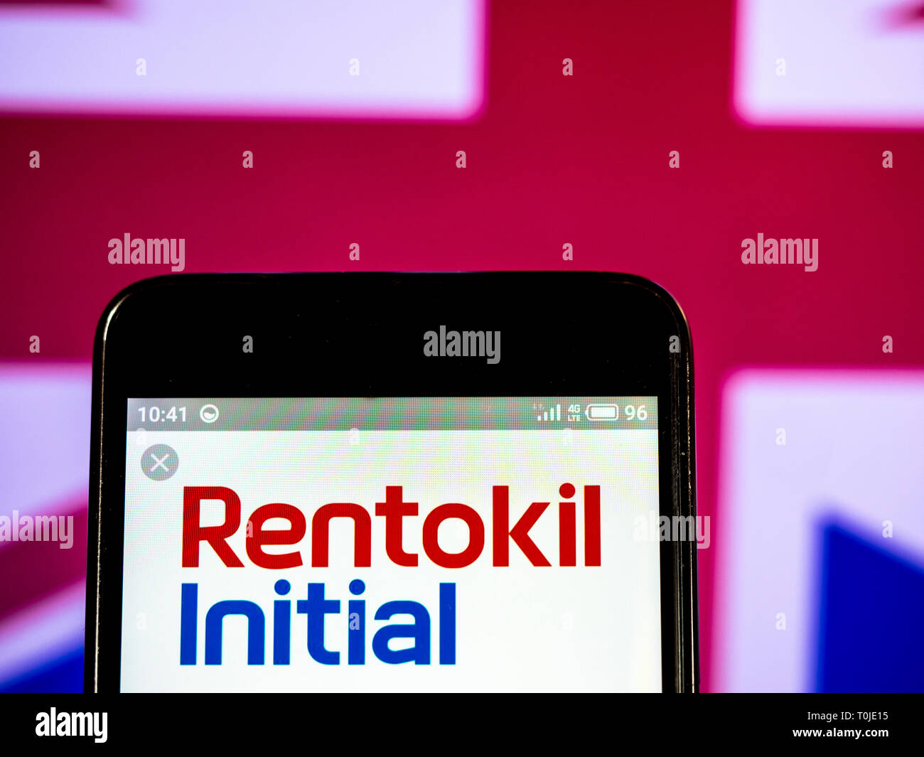 Rentokil Initial plc Firmenlogo auf dem Smartphone angezeigt. Stockfoto