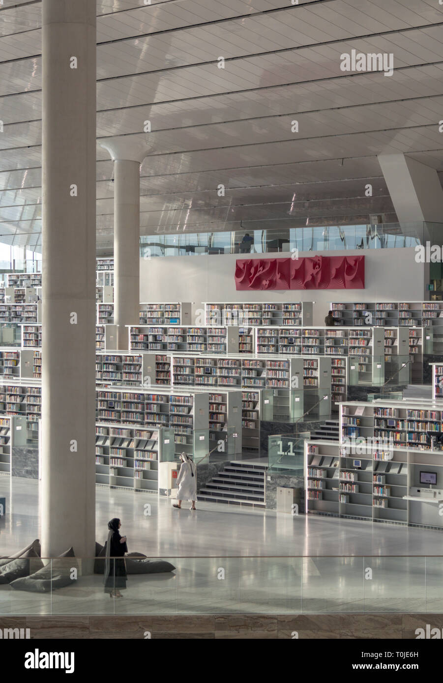 Buchen Sie Stacks, Qatar National Library Building, Bildung Stadt, Katar, von Rem Koolhaas, 2017 Stockfoto