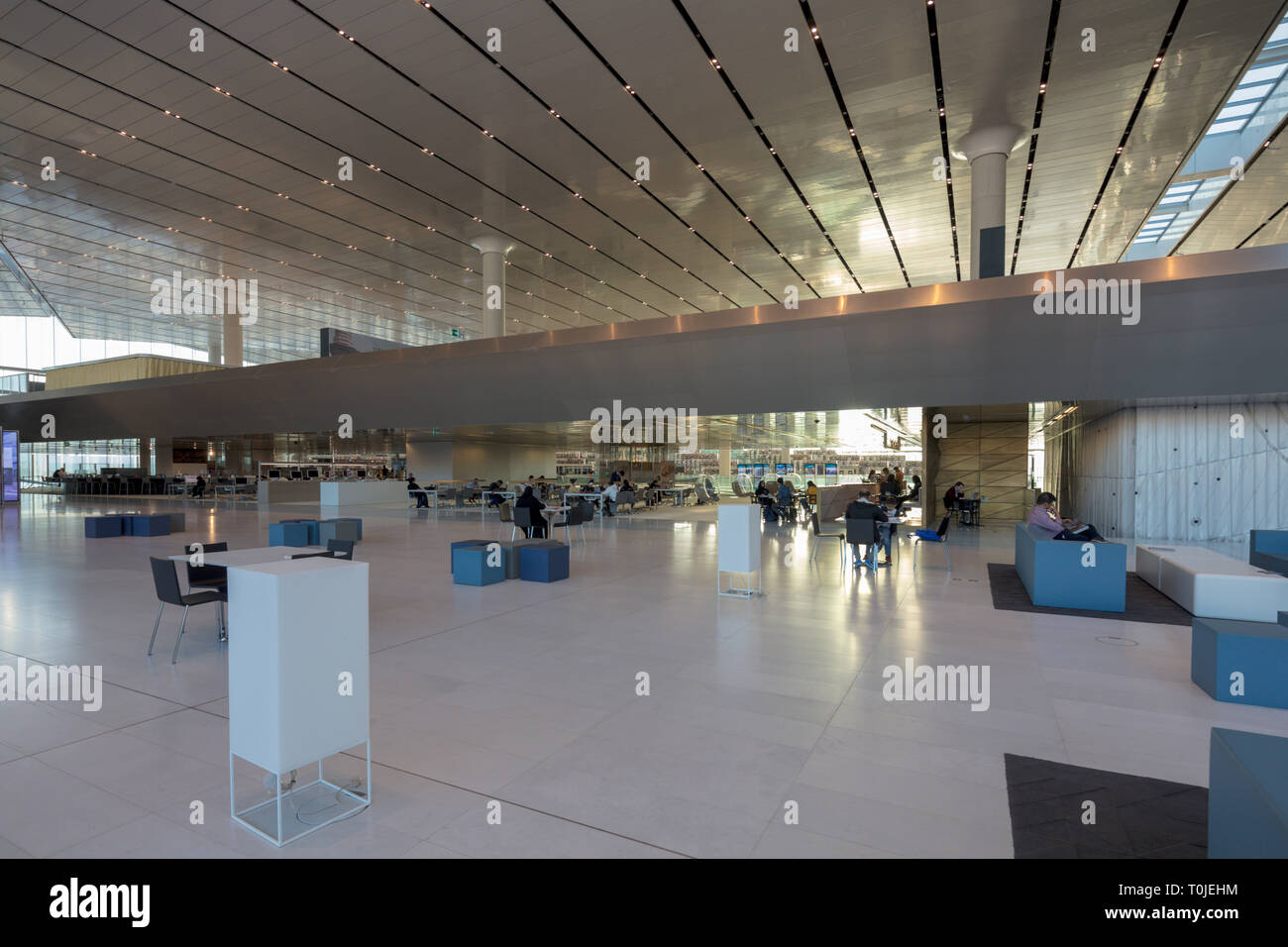 Cafe und Kasse Schreibtisch, Qatar National Library Building, Bildung Stadt, Katar, von Rem Koolhaas, 2017 Stockfoto