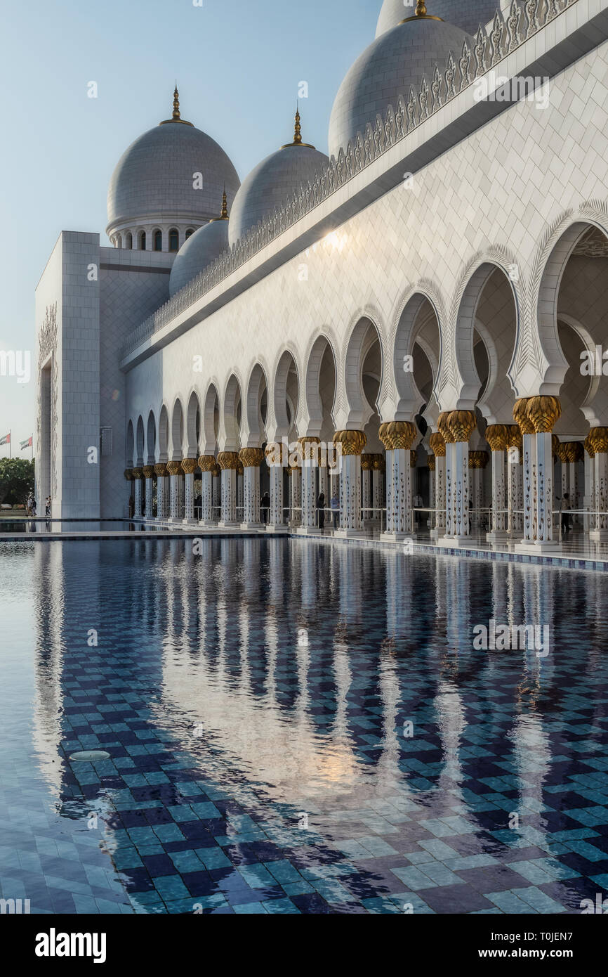 UAE/ABUDHABI 15 DEZ 2018 - Fassade des berühmten arabischen Moschee mit Sonnenuntergang. UAE. Stockfoto