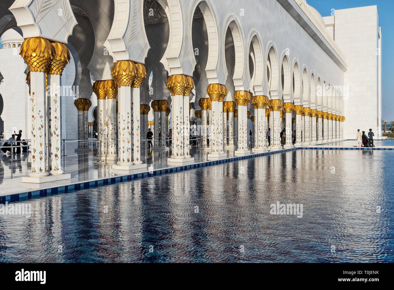 UAE/ABUDHABI 15 DEZ 2018 - Fassade des berühmten arabischen Moschee mit Sonnenuntergang. UAE. Stockfoto