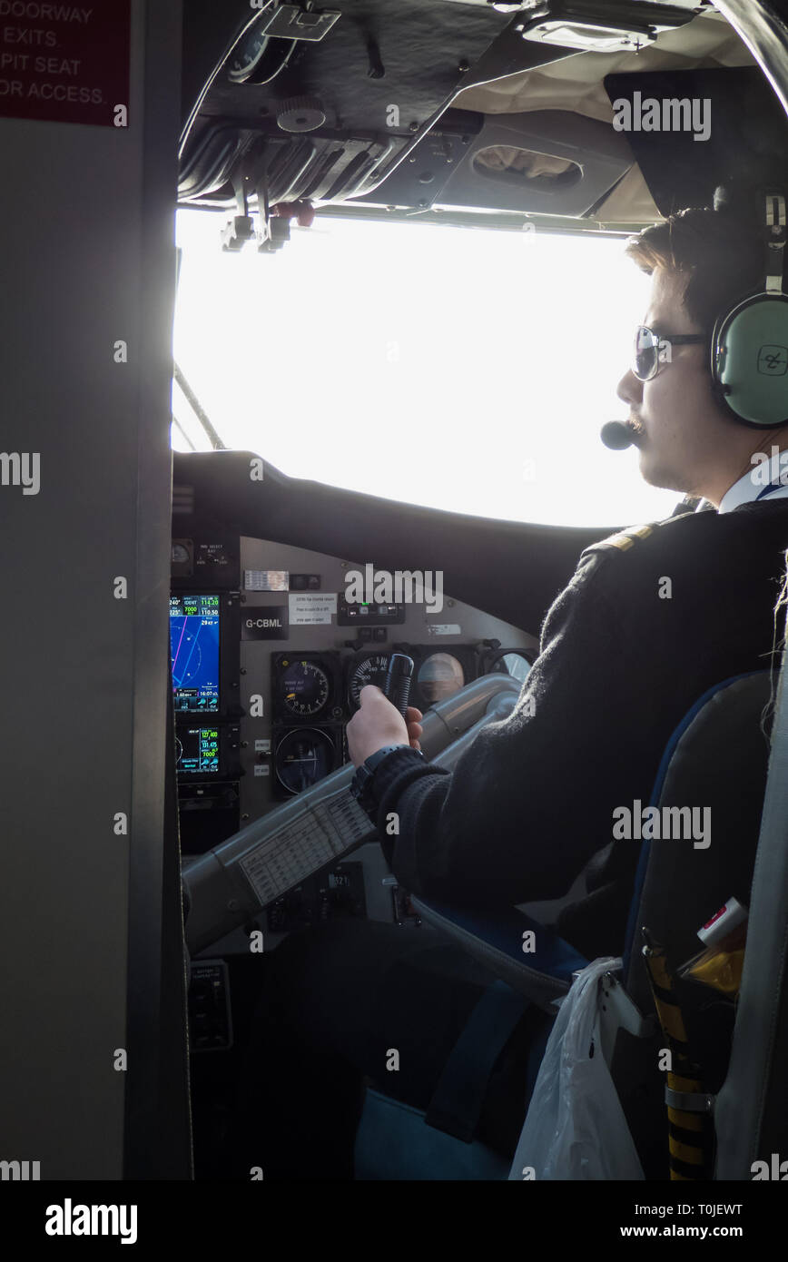 Piloten bei der Arbeit, Newquay, St. Mary's Skybus, DHC-6 Twin Otter Stockfoto