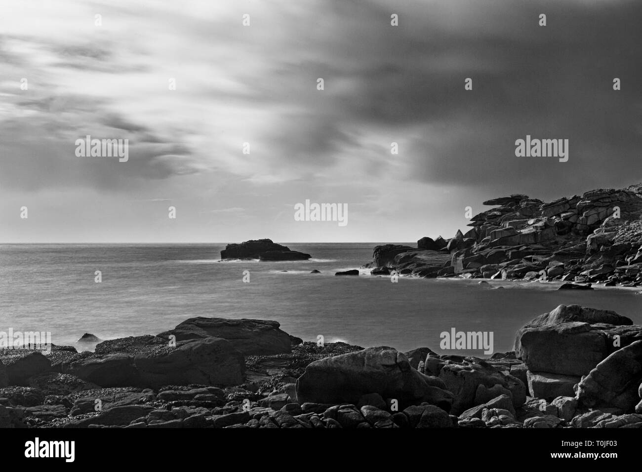 Kanzel Rock auf Peninnis Kopf, St. Mary's, Isles of Scilly, UK: lange Belichtung, mit ND-Filter. Schwarz und Weiss. Stockfoto