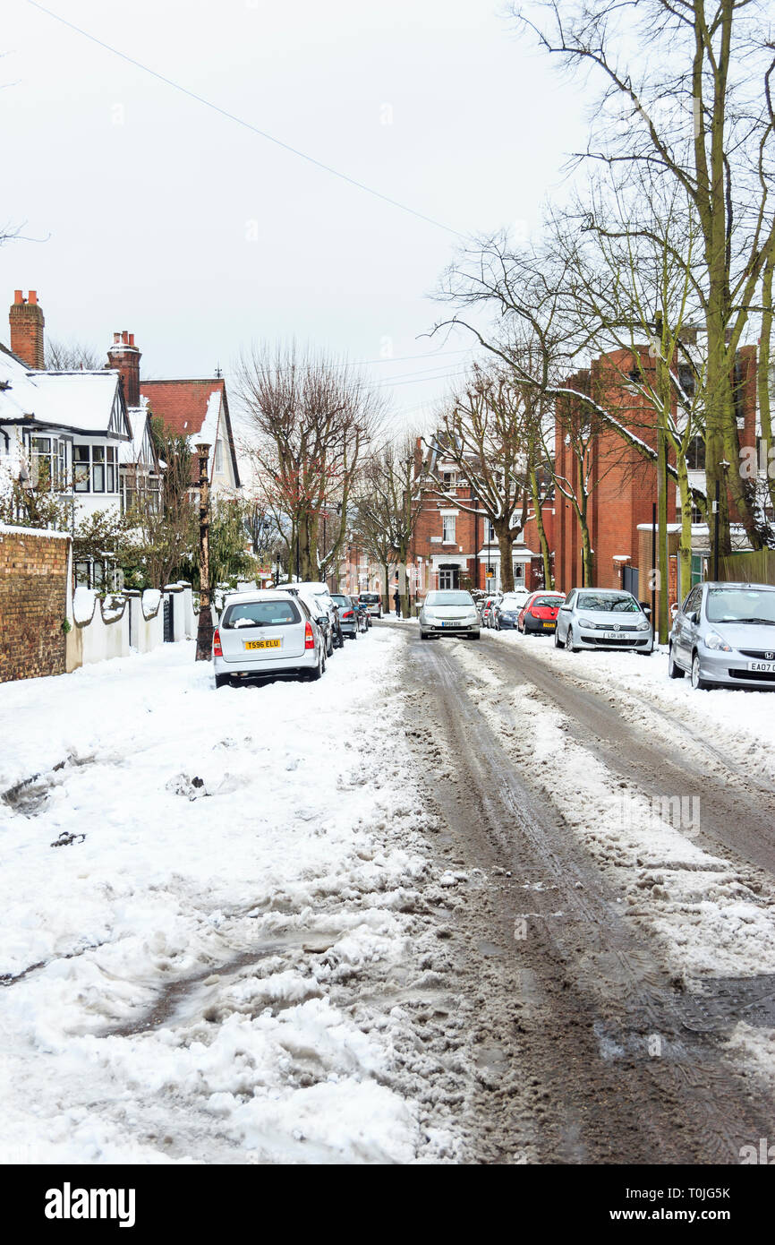 Schnee in einem Wohngebiet in Islington, London, UK Stockfoto