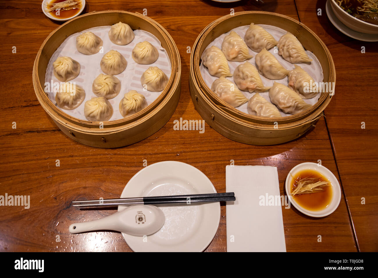 Chinesische gedämpft gedämpfte Brötchen (baozi) namens Xiaolongbao auch eine Suppe Knödel genannt. Michelin Stern ausgezeichnet Din Tai Fung Restaurant Stockfoto