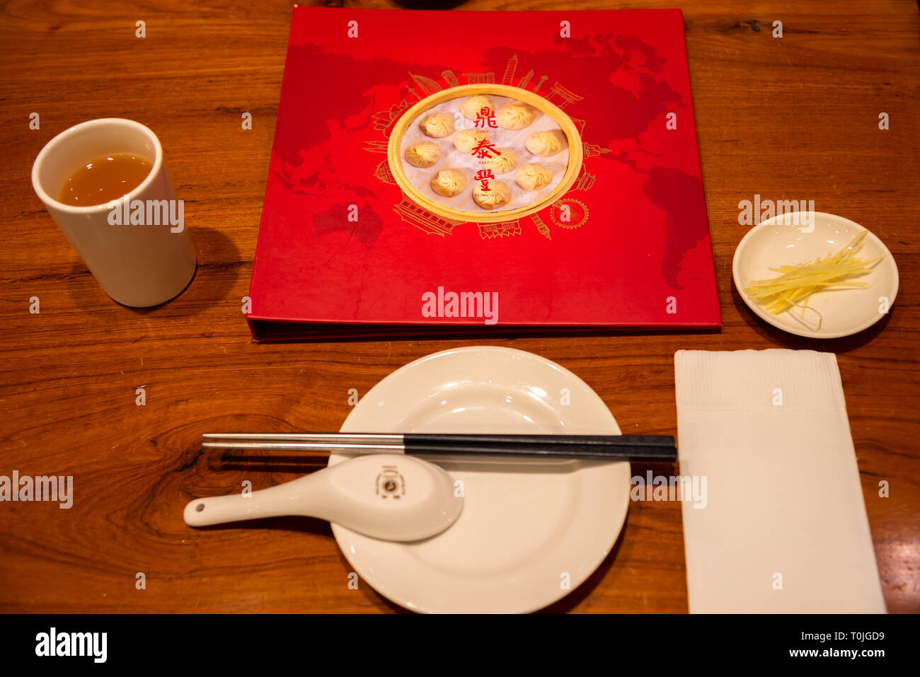 Chinesische gedämpft gedämpfte Brötchen (baozi) namens Xiaolongbao auch eine Suppe Knödel genannt. Michelin Stern ausgezeichnet Din Tai Fung Restaurant Stockfoto