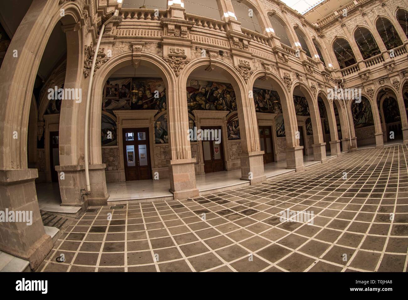 Die Regierung Palast der Bundesstaat Chihuahua Mexiko im historischen Zentrum von der Stadt Chihuahua entfernt, ist es der Sitz der staatlichen Exekutive. Das Gebäude ist iconic in der Stadt, da innerhalb der "Altar der Heimat" von Miguel Hidalgo, Website, von der Terrasse des alten Jesuitenkolleg in Chihuahua, wo Hidalgo am 30. Juli von 1811 sowie eine thematische Museum der Krieg für die Unabhängigkeit von Mexiko schoß war besetzt war. © Foto: LuisGutierrrez/NortePhoto.com El Palacio de Regierung del Estado de Chihuahua Mexiko Ubicado en El Centro Histórico de la Ciudad de Stockfoto