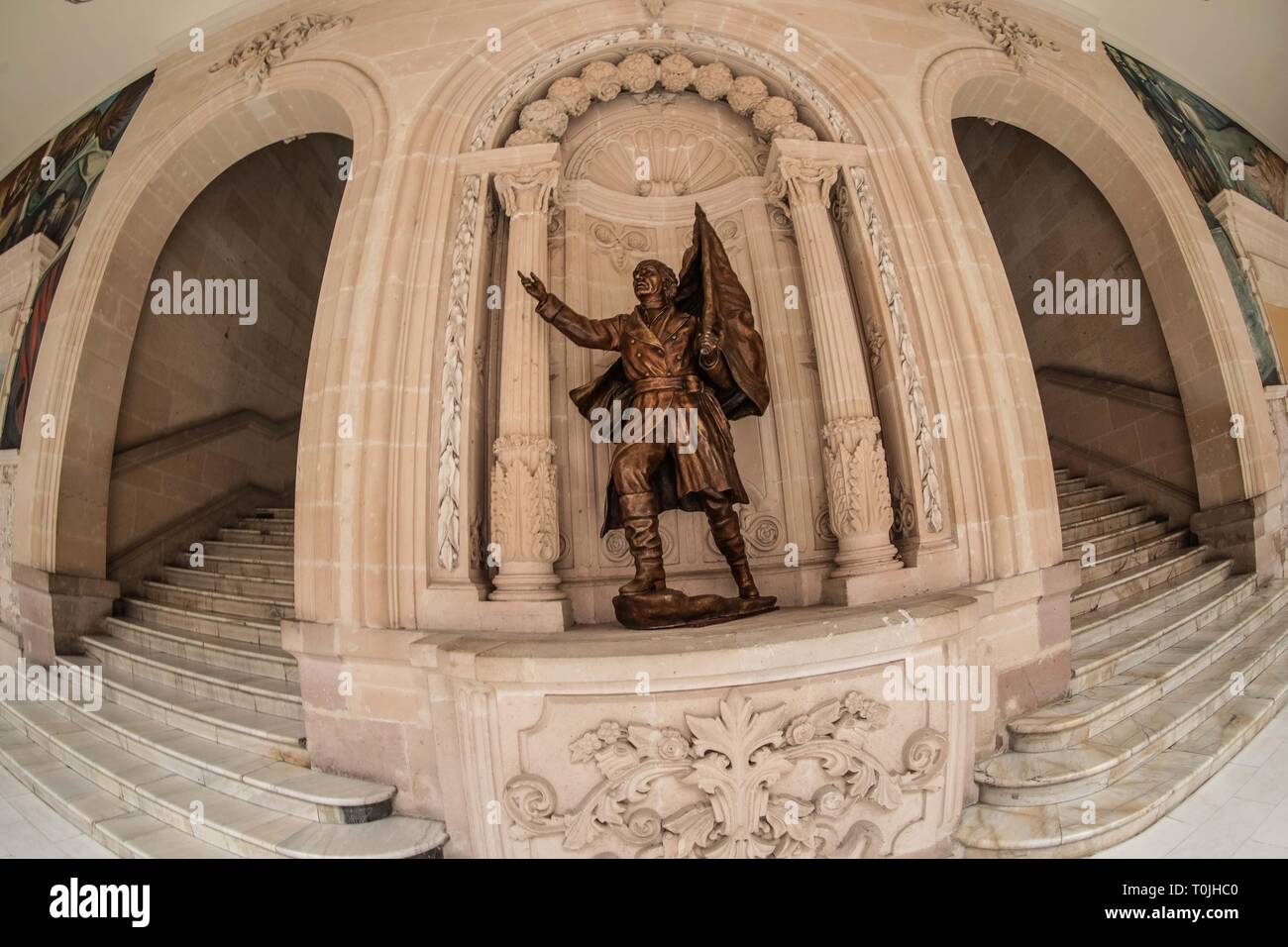 Die Regierung Palast der Bundesstaat Chihuahua Mexiko im historischen Zentrum von der Stadt Chihuahua entfernt, ist es der Sitz der staatlichen Exekutive. Das Gebäude ist iconic in der Stadt, da innerhalb der "Altar der Heimat" von Miguel Hidalgo, Website, von der Terrasse des alten Jesuitenkolleg in Chihuahua, wo Hidalgo am 30. Juli von 1811 sowie eine thematische Museum der Krieg für die Unabhängigkeit von Mexiko schoß war besetzt war. © Foto: LuisGutierrrez/NortePhoto.com El Palacio de Regierung del Estado de Chihuahua Mexiko Ubicado en El Centro Histórico de la Ciudad de Stockfoto