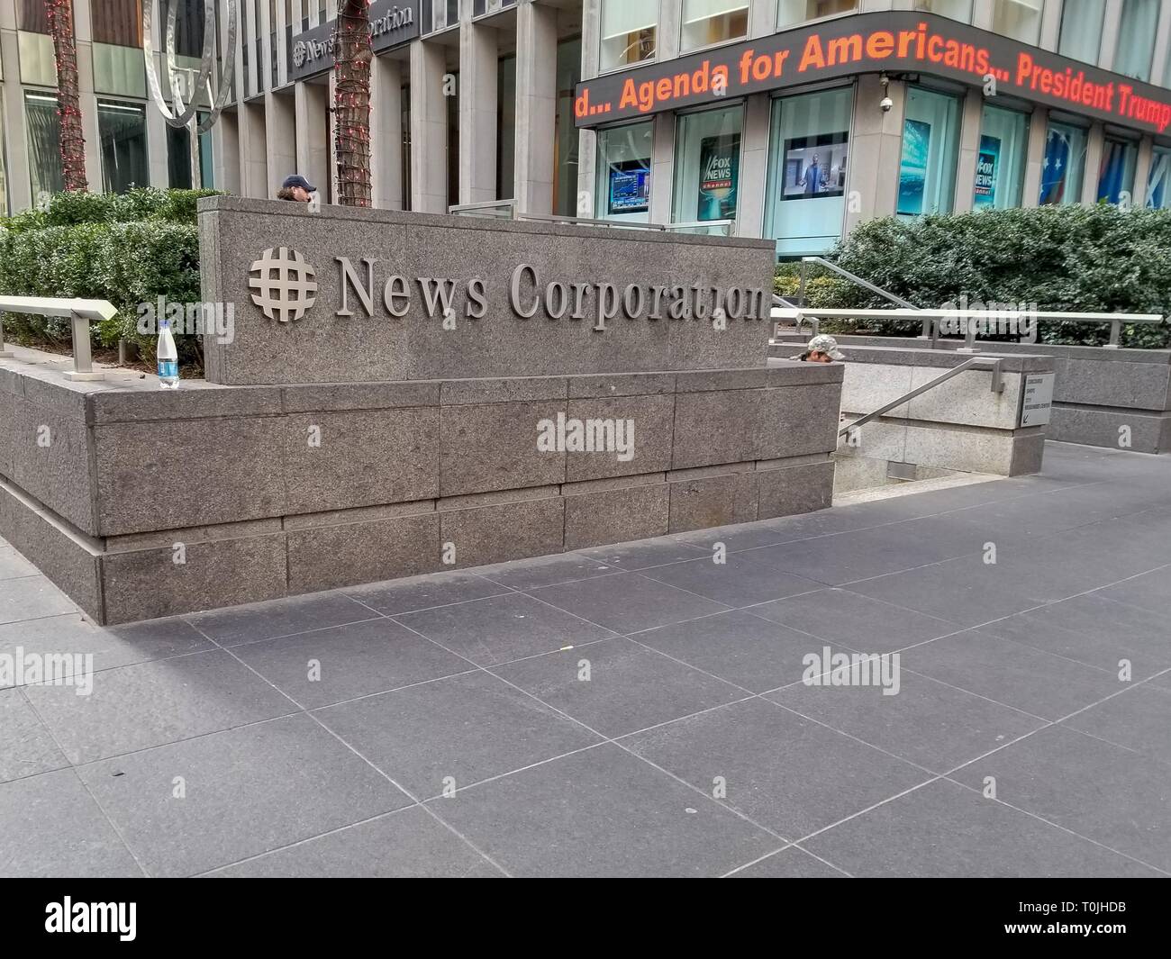 Auf der Fassade am Eingang zum Büro der News Corporation unterzeichnen, mit Ticker im Hintergrund lesen Agenda für Amerikaner, Donald Trump, in Manhattan, New York City, New York, 6. Februar 2019. () Stockfoto