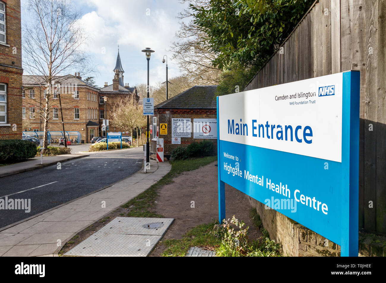 Der Eingang zum Highgate Mental Health Centre, Teil des Camden und Islington NHS Trust, Dartmouth Park Hill, North London, Großbritannien Stockfoto