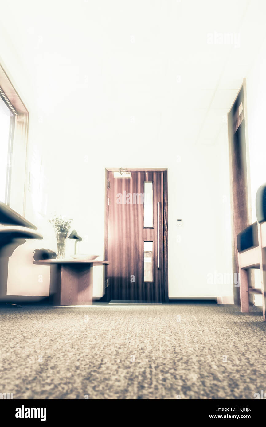 Low Angle zoom - verschwommenes Bild eines leeren Wartezimmer oder Rezeption, wie in einer Arztpraxis oder Klinik Stockfoto