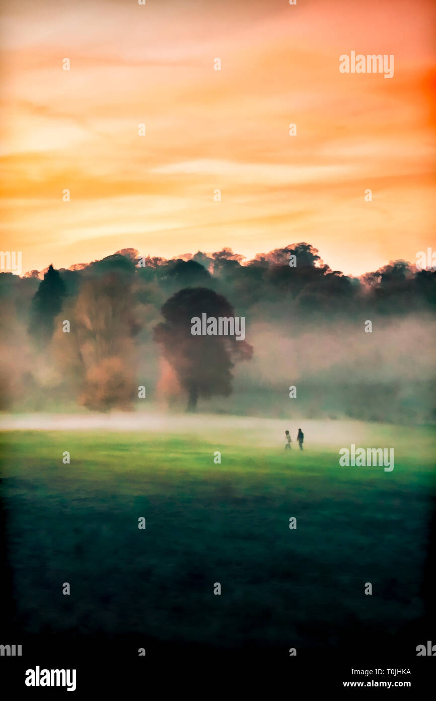 Digitale Aquarelle im Stil Abbildung von zwei entfernten Zahlen laufen in einem nebligen Herbst Wald Wiese bei Sonnenuntergang, für ein Buch geeignet Stockfoto