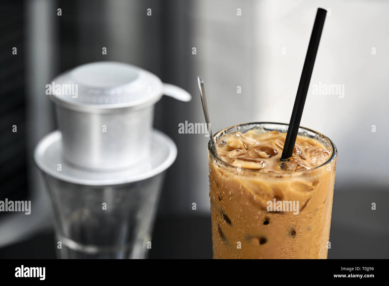 Makro Foto von Eiskaffee trinken auf Schwarzen Tisch im Freien Stockfoto