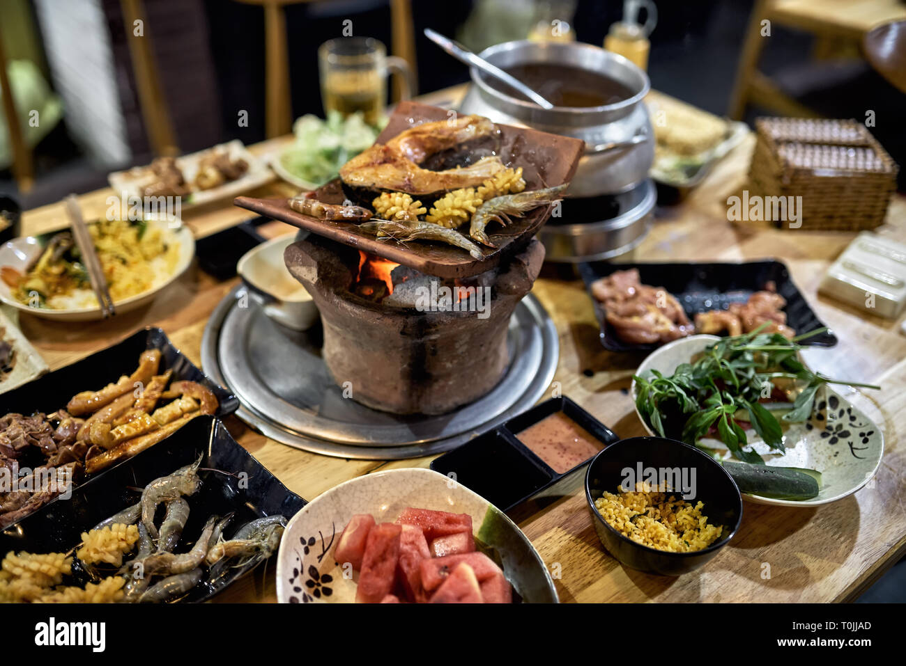 Traditionelle vietnamesische hot spot Restaurant mit abwechslungsreichen Essen Stockfoto