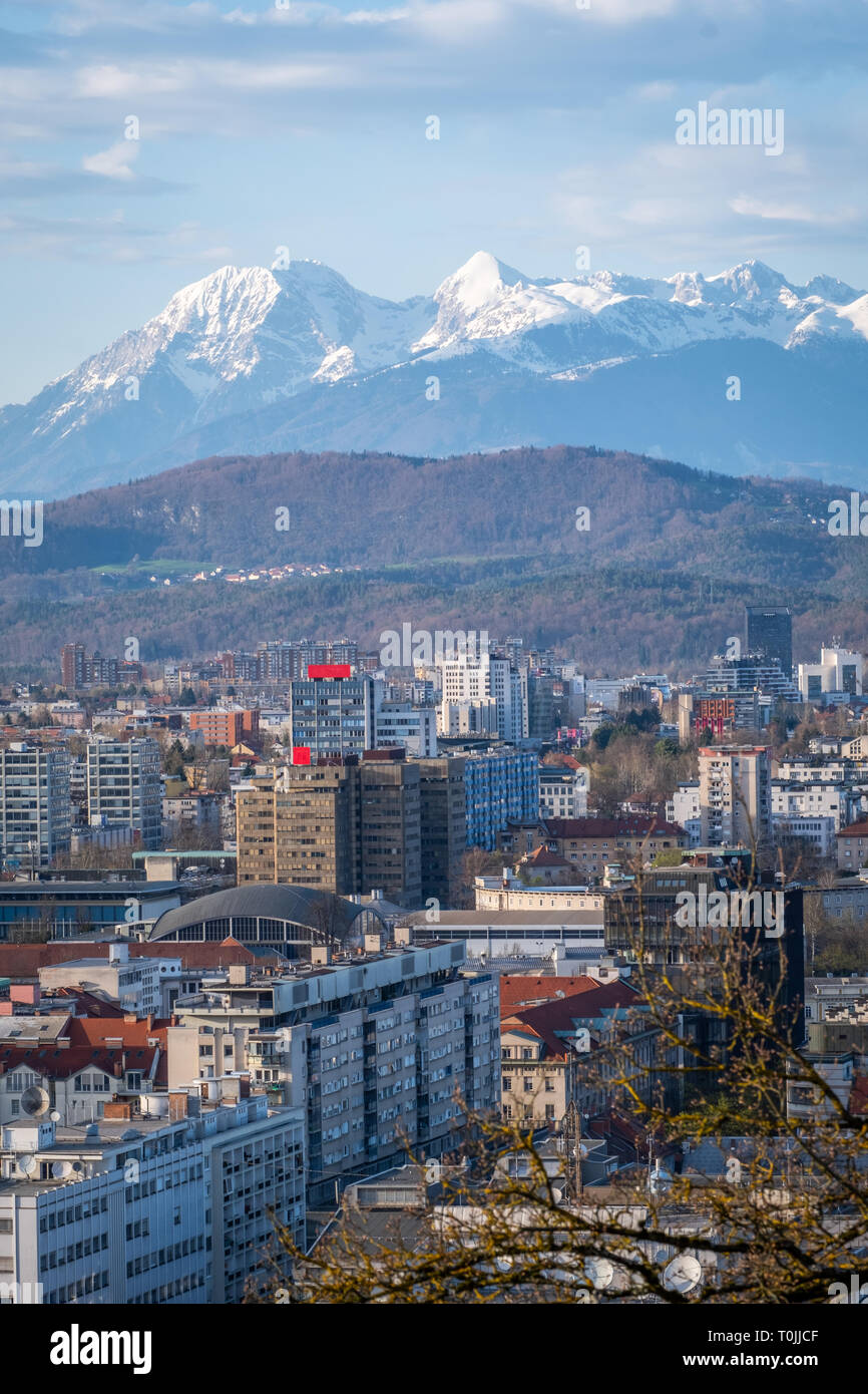 Portrait Blick vom Schloss über der Altstadt Ljubljanas Bergkette Kamnik - Savinja-alpen in Slowenien, Europa Stockfoto