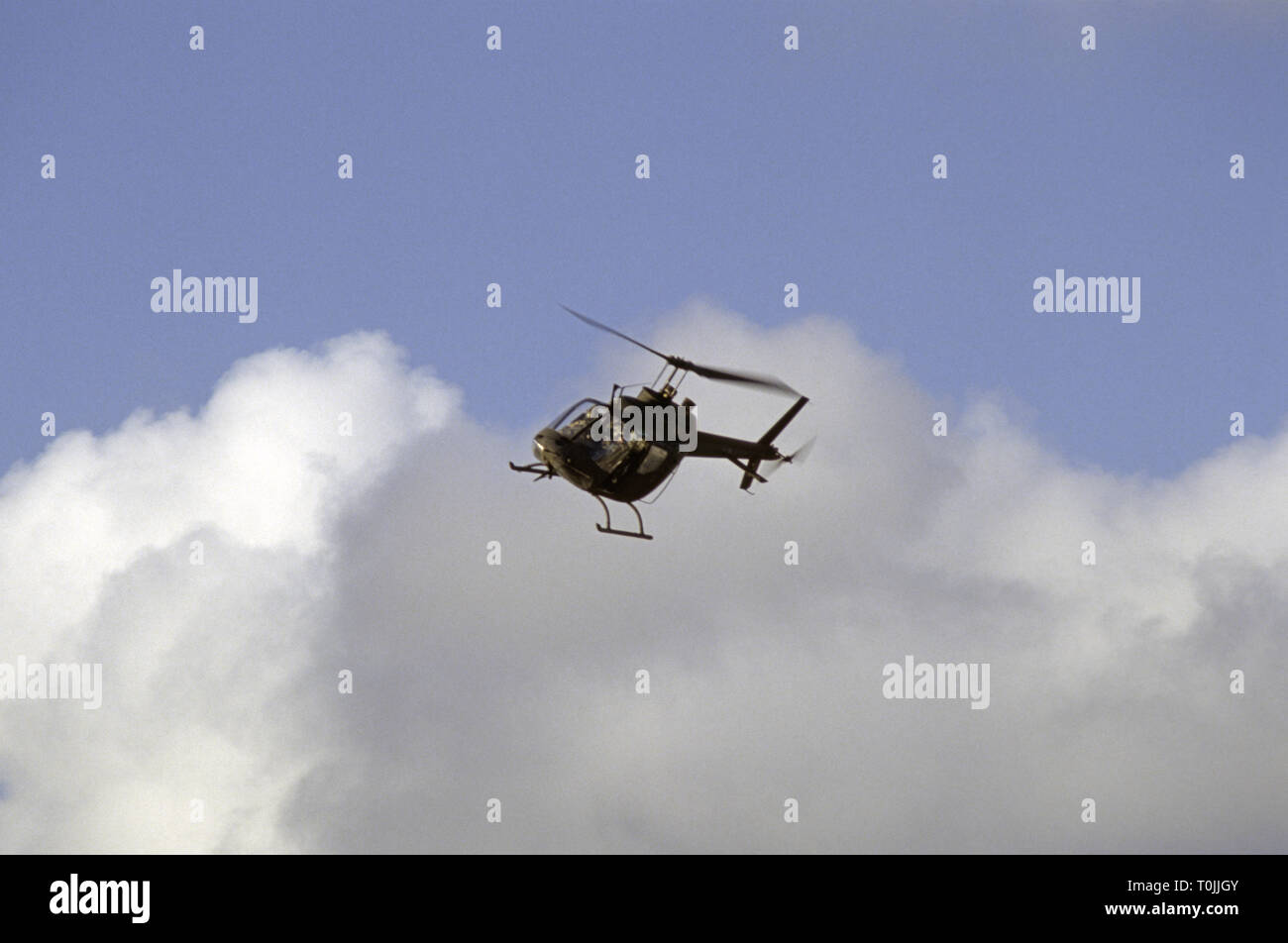 25. Oktober 1993 ein U.S. Army OH-58 Kiowa Scout Beobachtung Hubschrauber über Mogadischu, Somalia fliegen. Stockfoto