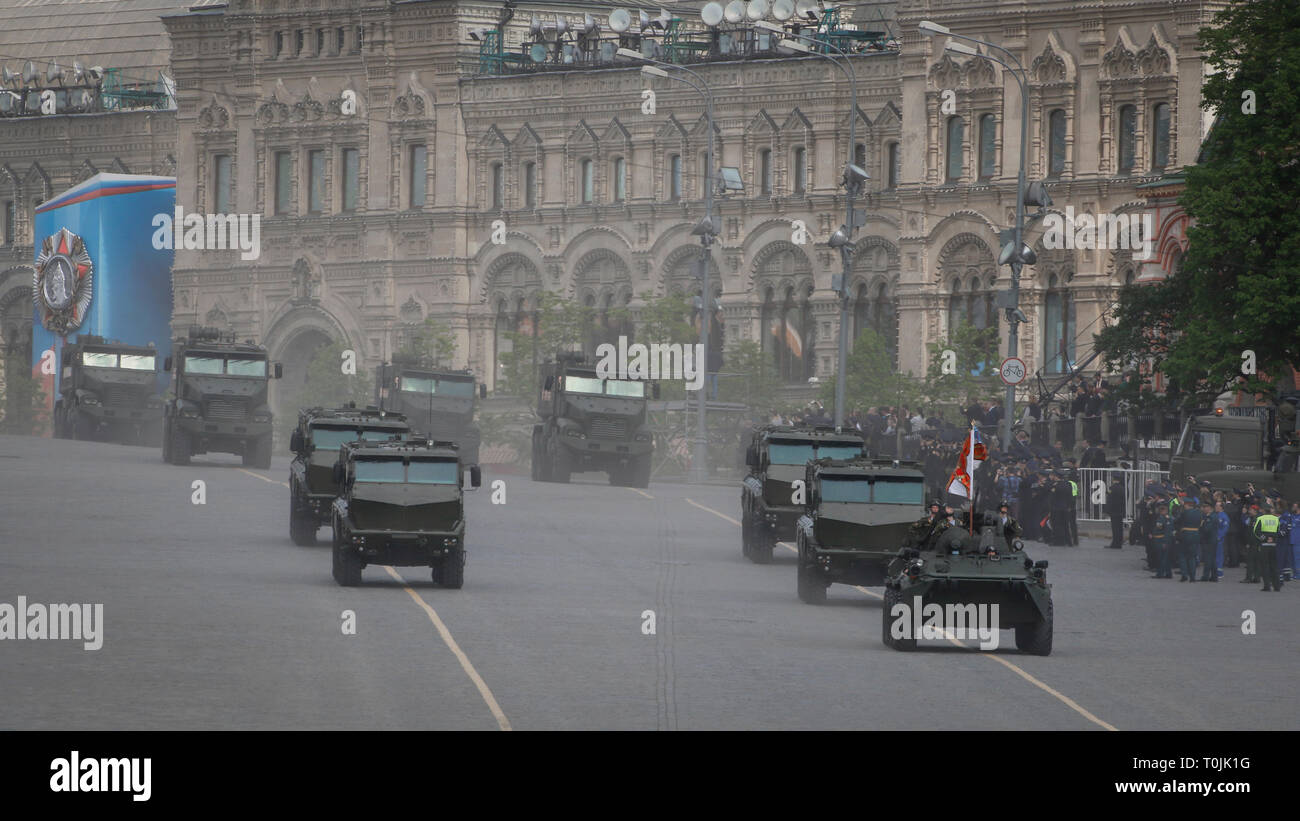 Ural Typhoon & Kamaz Typhoon an der Spitze des BTR-80 bei der Parade zum Moskauer Siegestag. Stockfoto