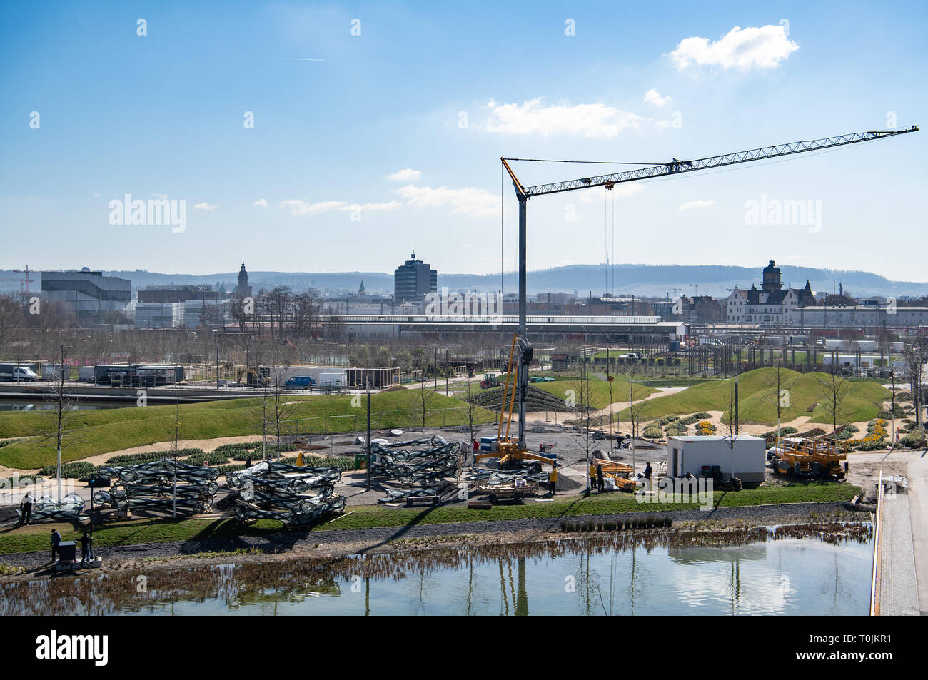 Heilbronn, Deutschland. 20 Mär, 2019. Ein Kran steht auf dem Gelände der Bundesgartenschau Heilbronn vier Wochen vor der Eröffnung. Die Bundesgartenschau eröffnet am 17. April. Credit: Fabian Sommer/dpa/Alamy leben Nachrichten Stockfoto