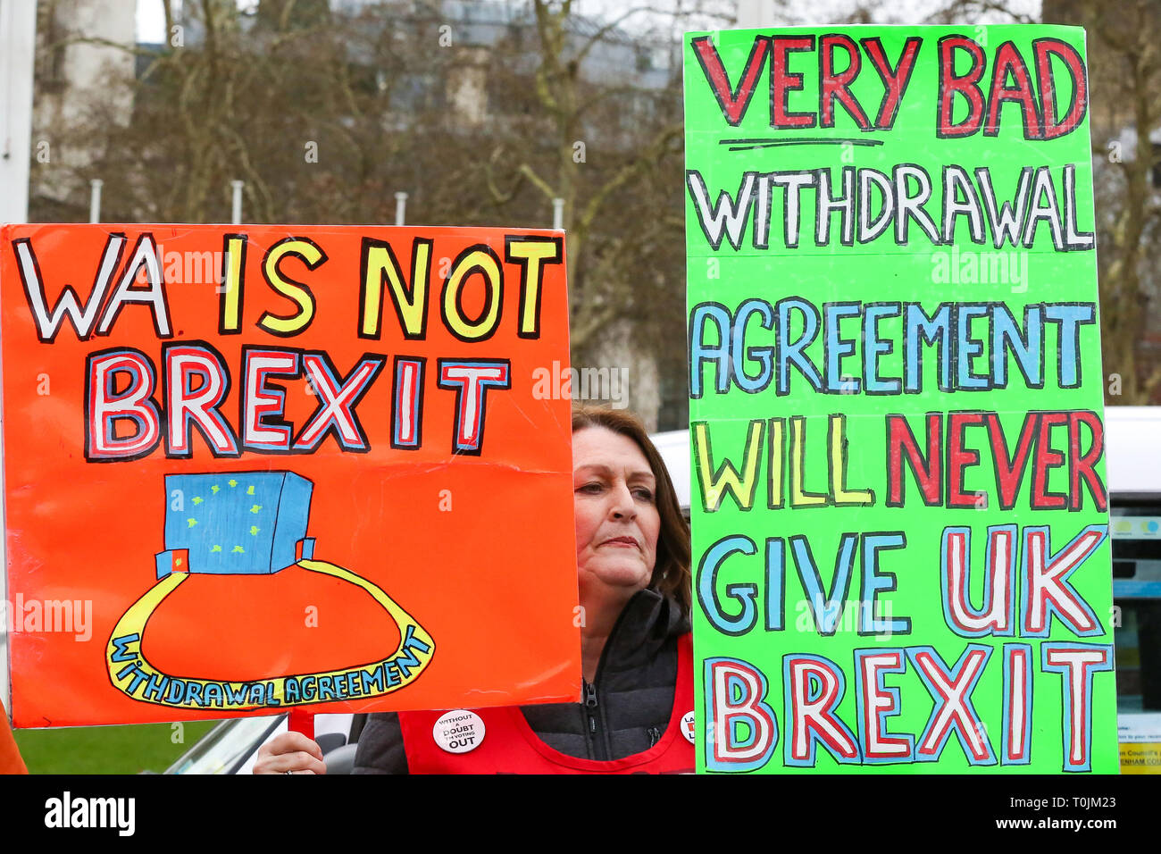 Westminster, London, Großbritannien. 20 Mär, 2019. Pro-Brexit Demonstranten mit großen, bunten Plakaten Protest außerhalb der Häuser des Parlaments. Nach Downing Street Nr.10, später heute der britische Premierminister Theresa May wird der Europäischen Union Leiter fordert eine "kurze" unverzüglich zu dem Zeitpunkt Großbritannien der EU Blätter schreiben. Credit: Dinendra Haria/Alamy leben Nachrichten Stockfoto