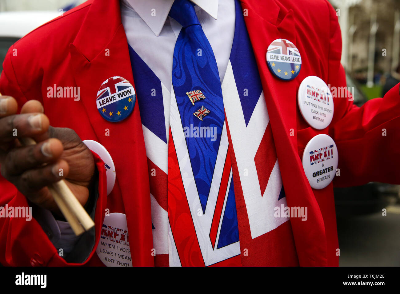 Westminster, London, Großbritannien. 20 Mär, 2019. Pro-Brexit Demonstranten mit großen, bunten Plakaten Protest außerhalb der Häuser des Parlaments. Nach Downing Street Nr.10, später heute der britische Premierminister Theresa May wird der Europäischen Union Leiter fordert eine "kurze" unverzüglich zu dem Zeitpunkt Großbritannien der EU Blätter schreiben. Credit: Dinendra Haria/Alamy leben Nachrichten Stockfoto