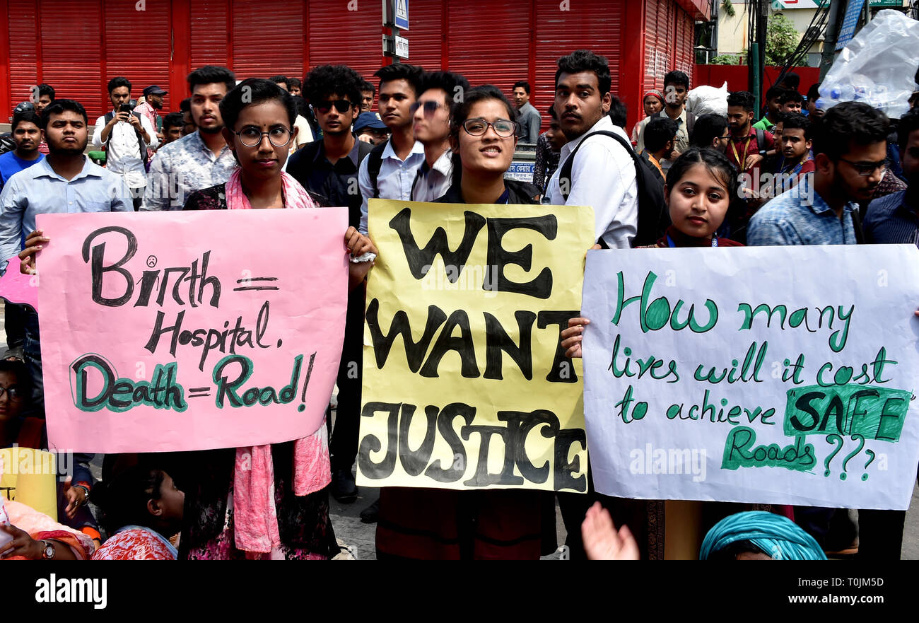 Dhaka, Bangladesch. 20 Mär, 2019. Die Menschen halten Plakate hoch, bei einer Probefahrt - Sicherheit Protest in Dhaka, der Hauptstadt von Bangladesch, 20. März 2019. Studenten in Teilen Bangladeschs Hauptstadt Dhaka und anderswo im Land am Mittwoch auf die Strasse in Protest über den Tod eines Schülers in einem tragischen Vorfall von reckless Fahren. Bangladesch hat eine der höchsten Verhängnisrate für Verkehrsunfälle in der Welt vor allem durch kitschige Autobahnen, schlecht gewartete Fahrzeuge, Verletzung von Verkehrsregeln und Mangel an Kontrolle aus dem Verkehr Abteilung. Credit: Stringer/Xinhua/Alamy leben Nachrichten Stockfoto