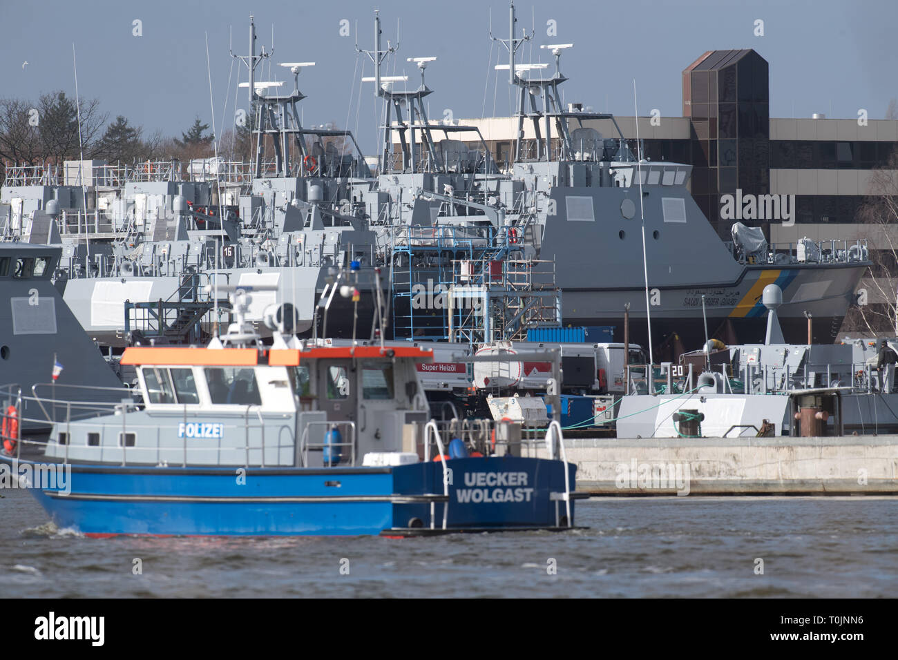 Wolgast, Deutschland. 19 Mär, 2019. Schutz der Küstengebiete Boote für Saudi Arabien sind auf den Hof räumen der Peene Werft in Wolgast, die der Lürssen Werft Gruppe gehört. Die wolgaster Werft, die durch das Exportverbot seit 2018 betroffen ist, ist immer noch nicht in der Lage, die patrouillenboote bestimmt für Saudi-Arabien zu liefern. Wie das Unternehmen mitteilte, wird dies nicht nur negative Auswirkungen auf die Beschäftigungslage in den Hof und seine Zulieferer haben, sondern auch auf die geplanten Einnahmen und Umsatz. Quelle: Stefan Sauer/dpa-Zentralbild/dpa/Alamy leben Nachrichten Stockfoto