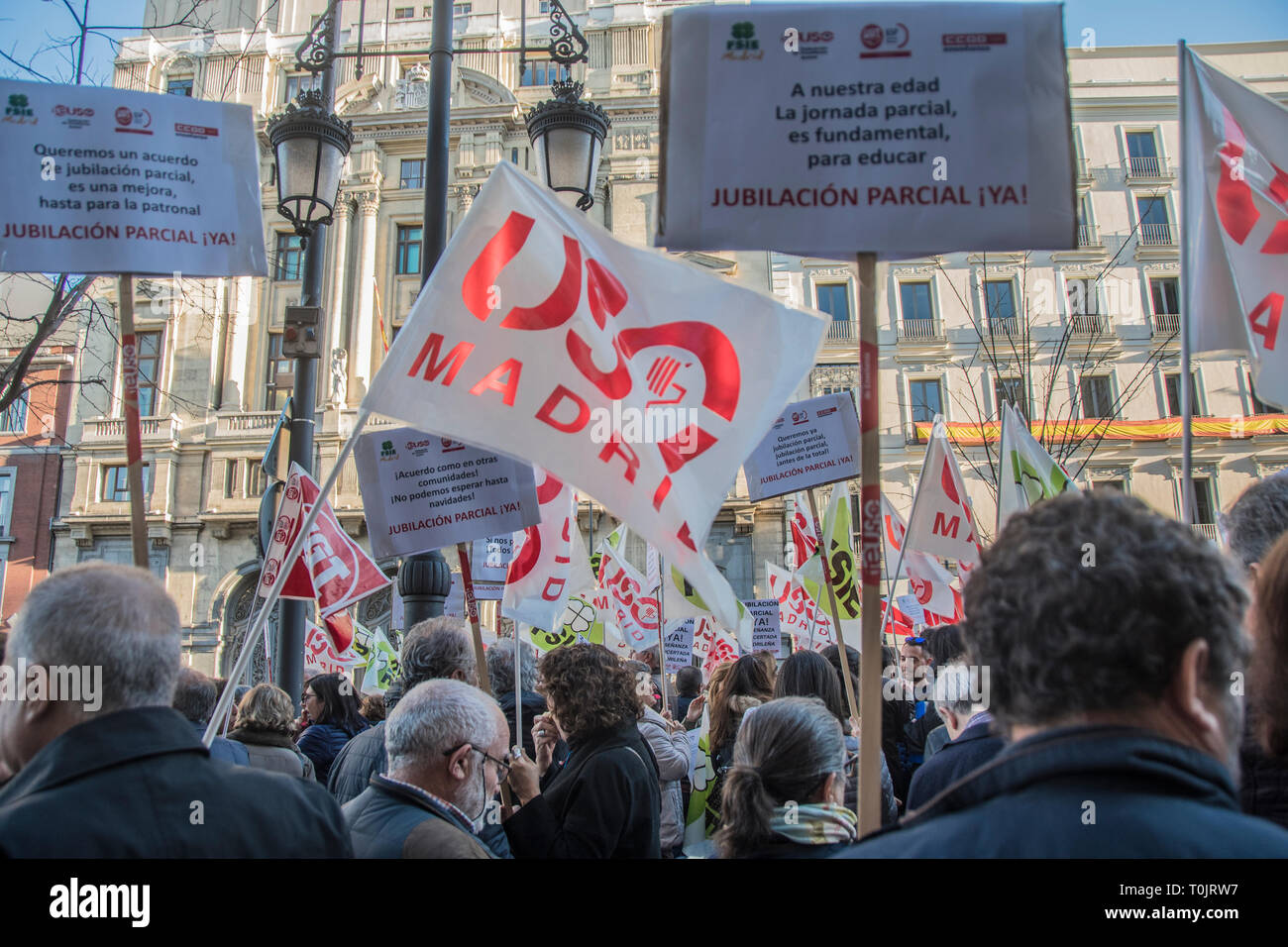 Madrid, Spanien. 20. Mär 2019. Lehrer mit einem Plakat mit dem Motto. In unserem Alter, Teilzeitarbeit ist wesentlich zu erziehen. Das Bundesministerium für Bildung und Forschung ist die Gemeinschaft von Madrid sich weigert, eine Atz-Vereinbarung für Lehrer zu unterzeichnen. Credit: Alberto Sibaja Ramírez/Alamy leben Nachrichten Stockfoto