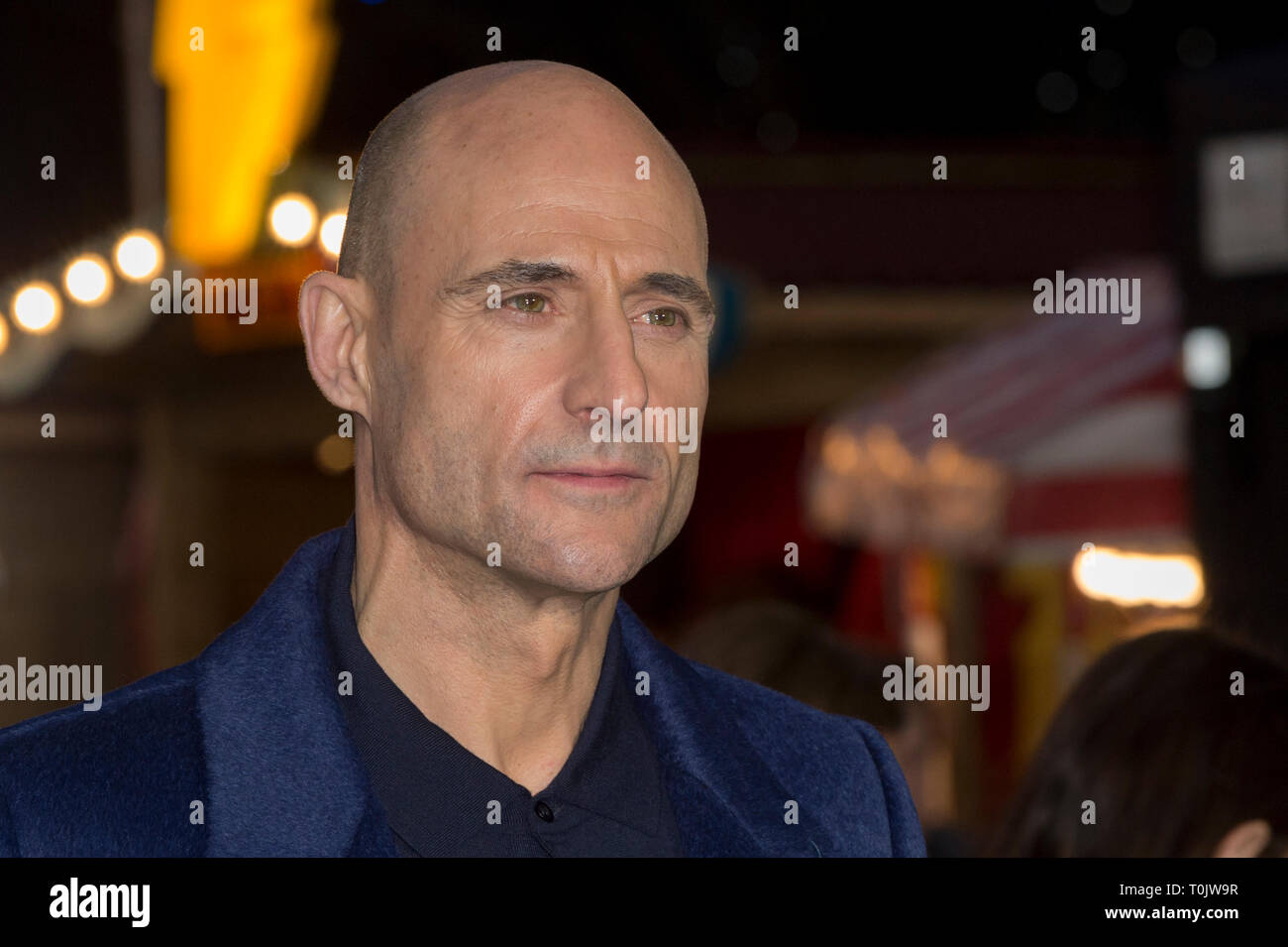 London, Großbritannien. 20. Mär 2019. Mark Strong (Dr. Thaddeus Sivana) besucht die Photocall als HAZAM!" Stars des weltweit ersten im Sandbox-abenteuer Kirmes in der Hauptstadt eröffnen. Für die Öffentlichkeit vom 21.-22. März öffnen sich an Bernie Spanien Gärten auf der South Bank. Durch die Supermächte der DC-Helden SHAZAM inspiriert! Und zum Leben mit Magie und Illusionen, die Fans können ihre Befugnisse von Kraft, Mut, Ausdauer, Kraft, Schnelligkeit und Klugheit testen Preise zu gewinnen. Credit: Stephen Chung/Alamy leben Nachrichten Stockfoto