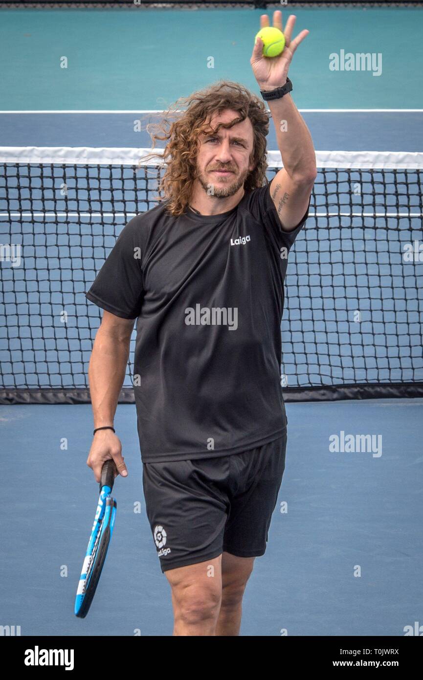 Miami, Estados Unidos. 20 Mär, 2019. Der ehemalige Fußball-Weltmeister mit  Spanien Carles Puyol spielt Tennis mit spanischer Tennisspieler Garbine  Muguruza (nicht gesehen) während einer Veranstaltung für im Hard Rock  Stadion in Miami,