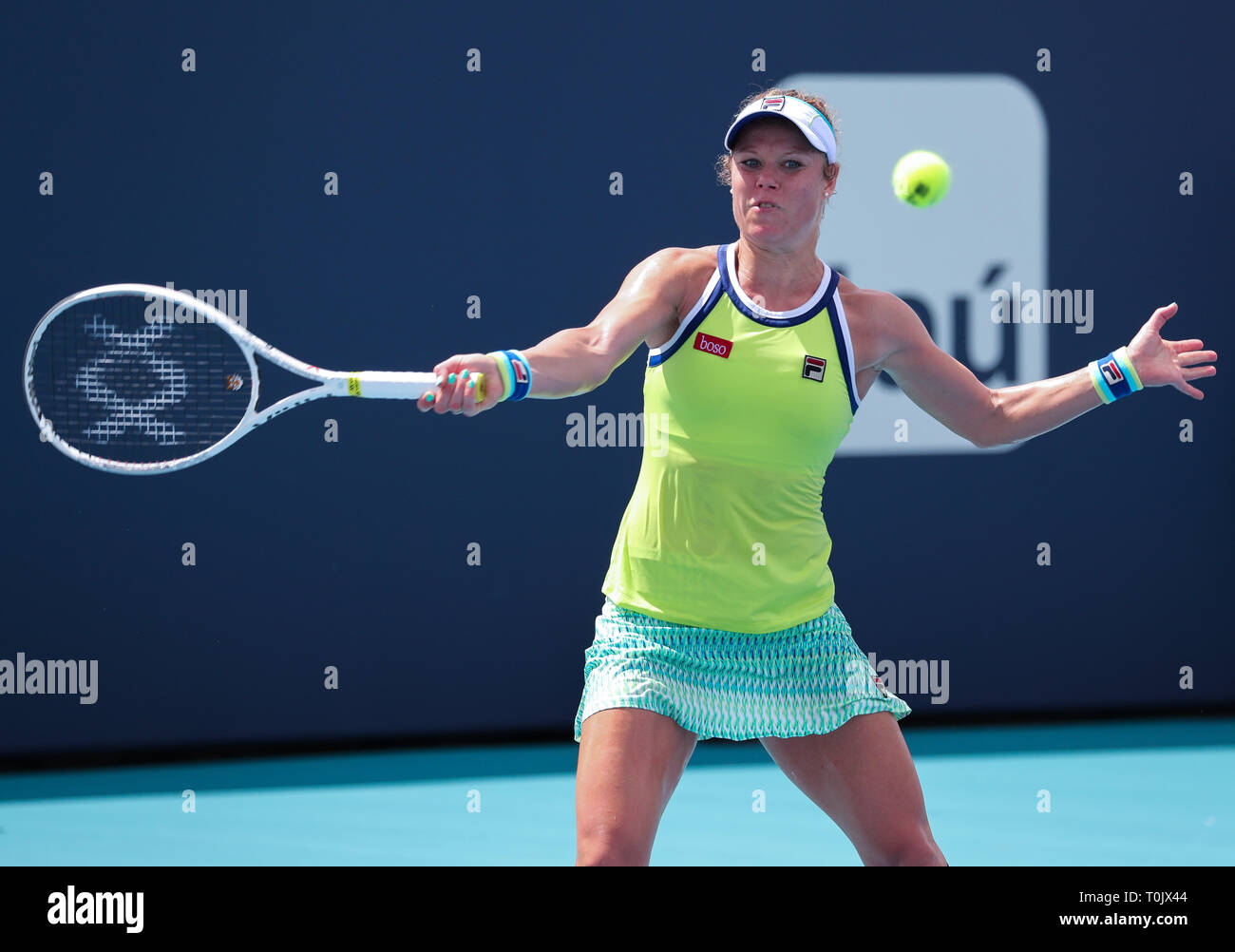 Miami Gardens Florida Usa 20 Mar 2019 Laura Siegemund Von Deutschland Spielt Eine Vorderhand Gegen Polona Hercog Sloweniens An Der 2019 Miami Geoffneten Dargestellt Von Itau Professional Tennis Turnier An Den Hardrock