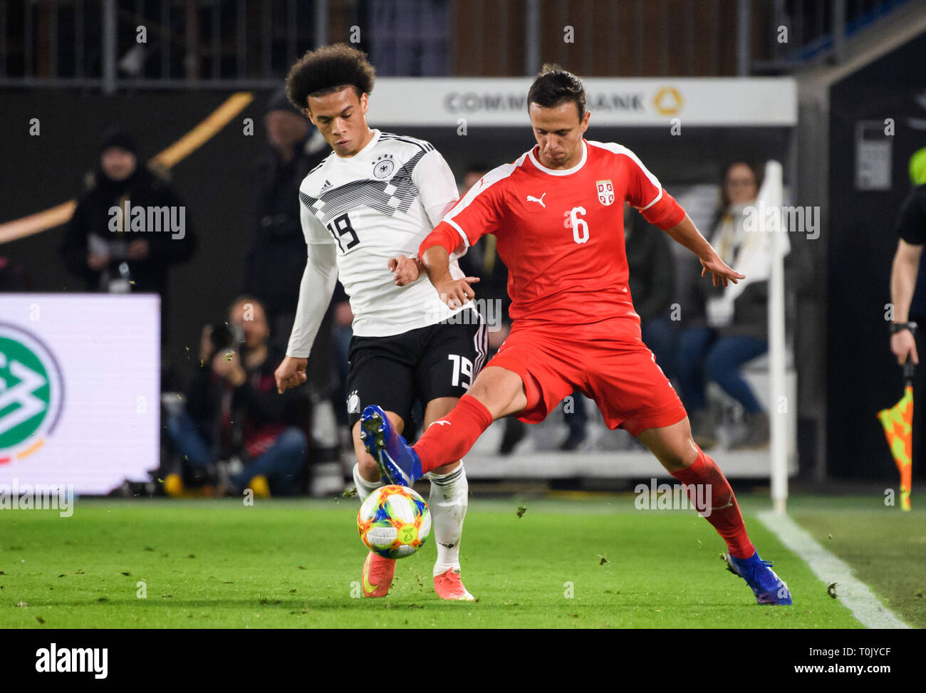 Wolfsburg, Deutschland. 20 Mär, 2019. Deutschlands Leroy Sane (L) Mias mit Serbiens Nemanja Maksimovic während eines internationalen Freundschaftsspiel zwischen Deutschland und Serbien in Wolfsburg, Deutschland, 20. März 2019. Credit: Kevin Voigt/Xinhua/Alamy leben Nachrichten Stockfoto