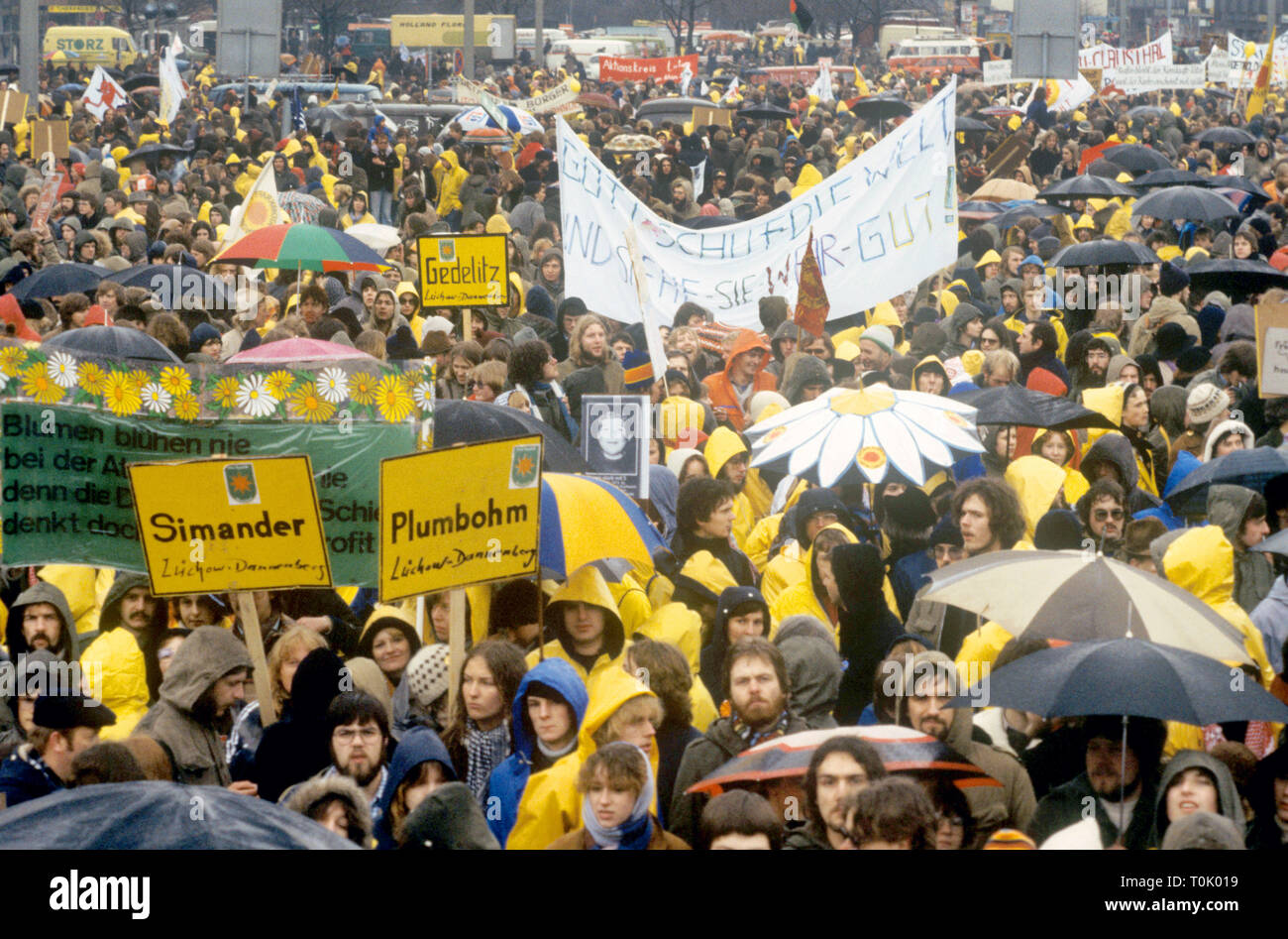Eingereicht - 31 März 1979, Niedersachsen, Hannover: Zahlreiche Demonstranten durch die Innenstadt von Hannover im Protest gegen eine Anlage für die Wiederaufarbeitung von Brennstäben und ein Endlager für hoch radioaktive Abfälle in Gorleben. (Dpa'' Albrecht, wir kommen" - ab 350 treckers an die Massenbewegung") Foto: Dieter Klar/dpa Stockfoto