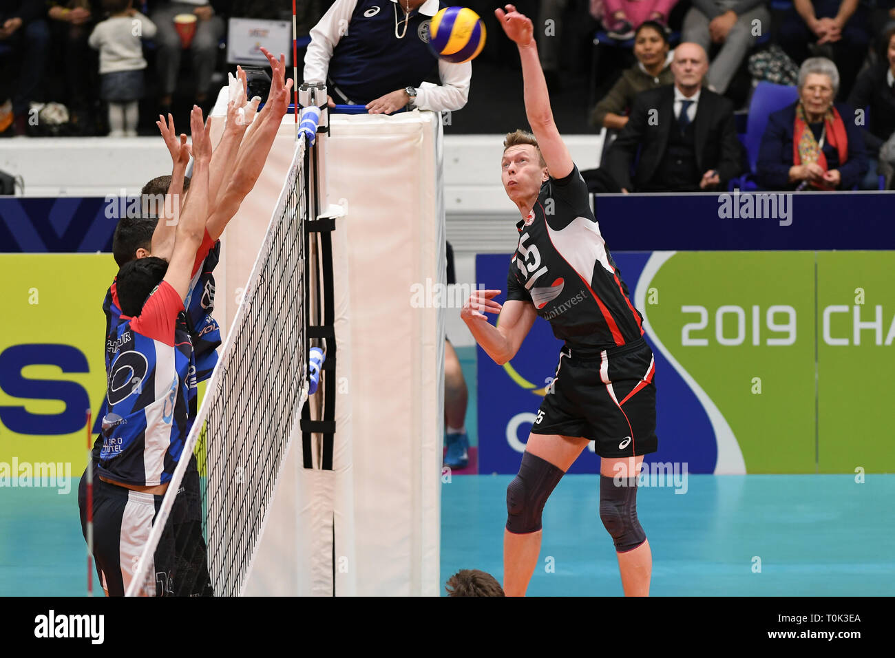 Candy Arena, Monza, Italien. 20. März, 2019. CEV Volleyball Challenge Cup Männer, Final, 1 Bein. Denis Zemchenok von Belogorie Belgorod während des Spiels zwischen Vero Volley Monza und Belogorie Belgorod im Candy Arena Italien. Credit: Claudio Grassi/Alamy leben Nachrichten Stockfoto