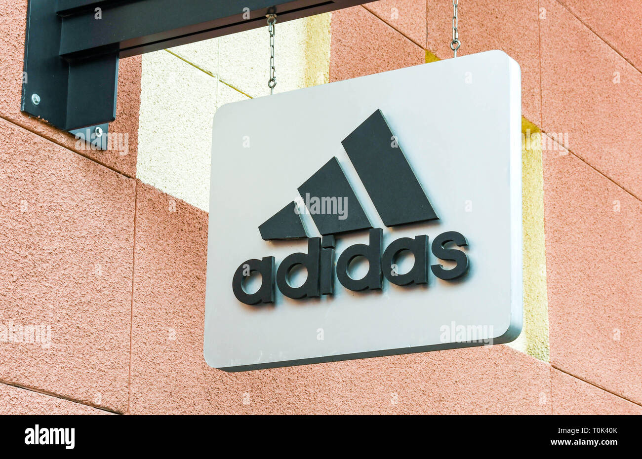 LAS VEGAS, NV, USA - Februar 2019: Nähe zu sehen, der ein Schild über dem Eingang zu einem Adidas Store in den Premium Outlets in Las Vegas North. Stockfoto