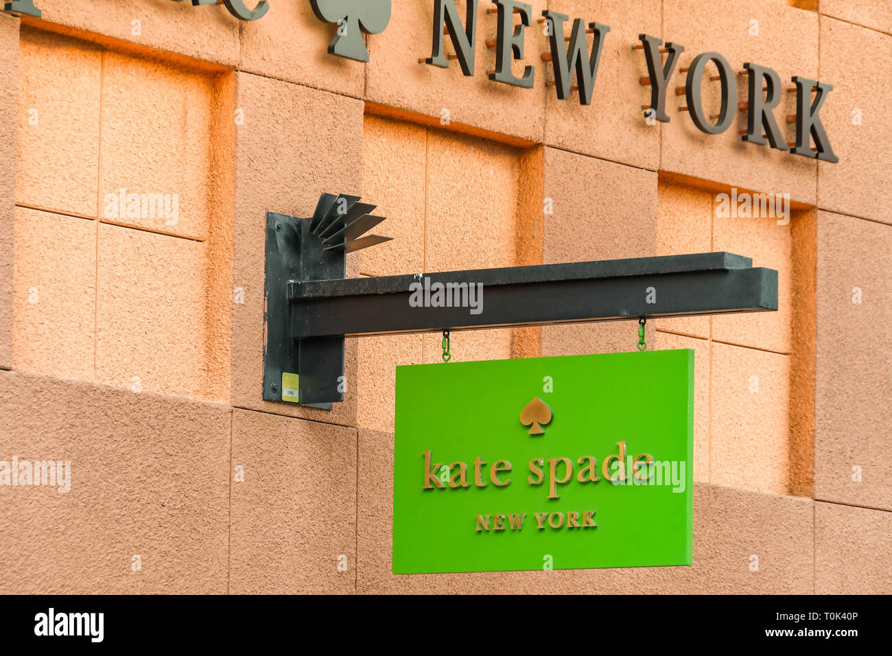 LAS VEGAS, NV, USA - Februar 2019: Schild über dem Eingang zum Kate Spade Store in den Premium Outlets in Las Vegas. Stockfoto