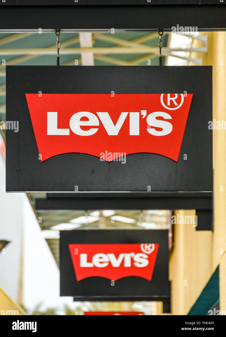 LAS VEGAS, NV, USA - Februar 2019: Schild über dem Eingang zu Levi's Store in den Premium Outlets nördlich von Las Vegas. Stockfoto