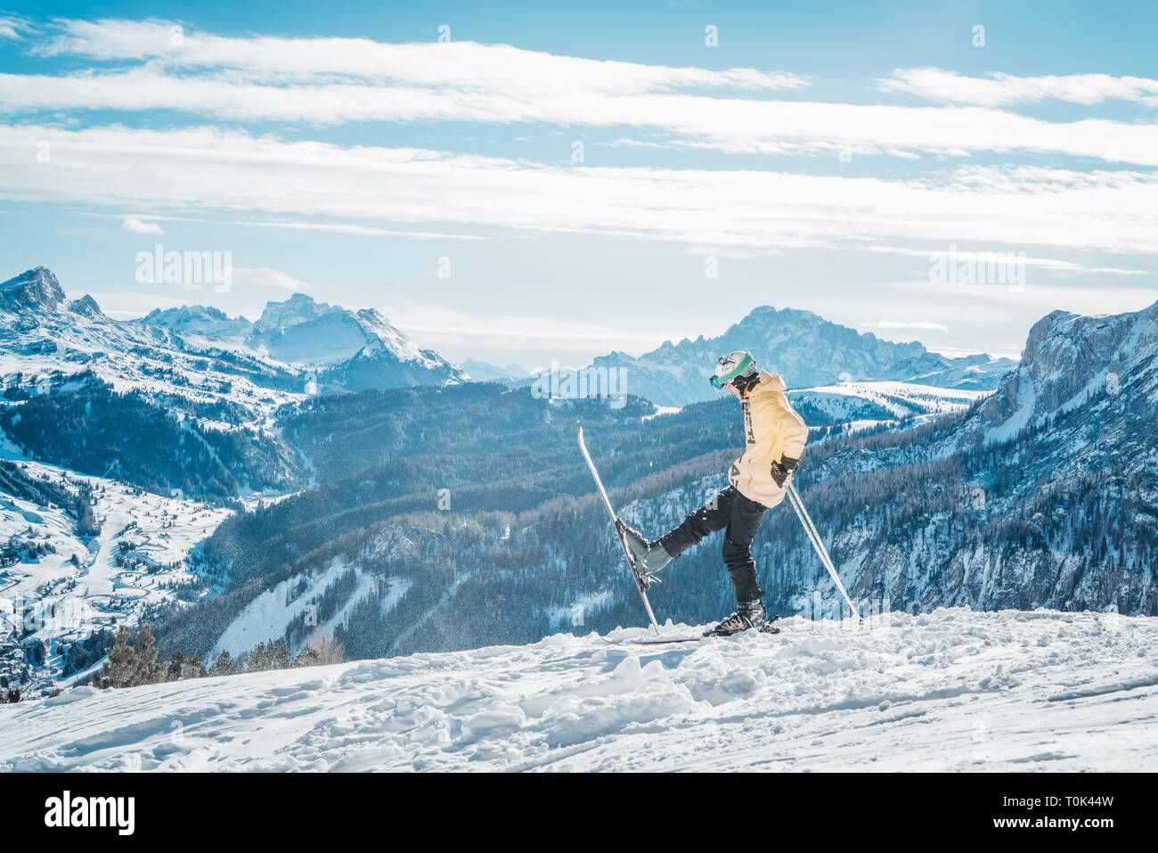 Ski-fahrer stand vor der Berge mit dem rechten Bein Stockfoto