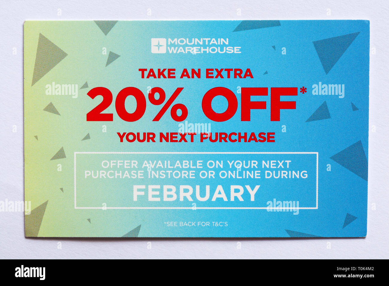 Nehmen Sie ein extra 20% Rabatt auf Ihren nächsten Einkauf Gutschein von Mountain Warehouse isoliert auf weißem Hintergrund Stockfoto