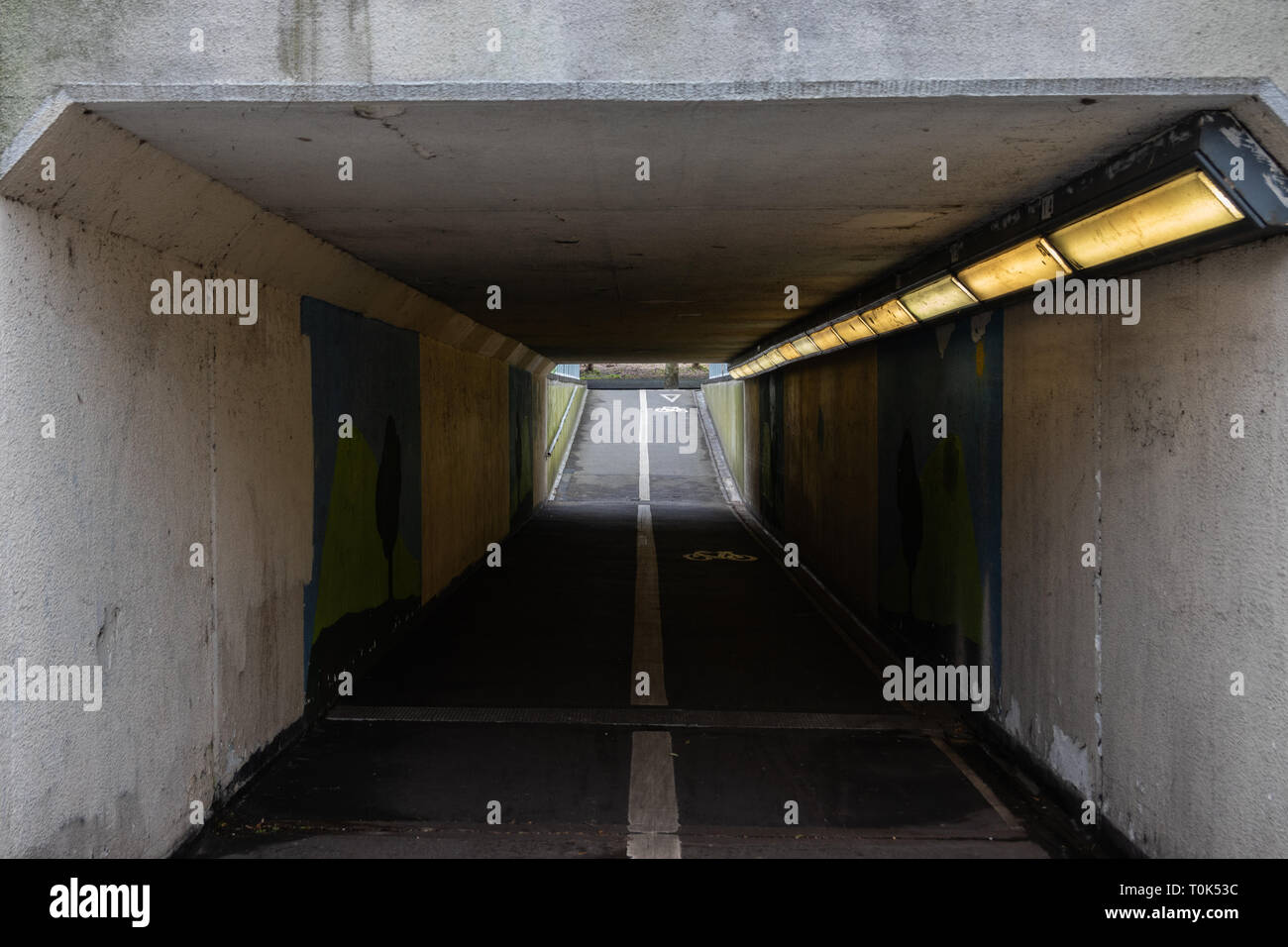 Eine leere U-Bahn oder Gehweg mit Graffiti an den Wänden Stockfoto