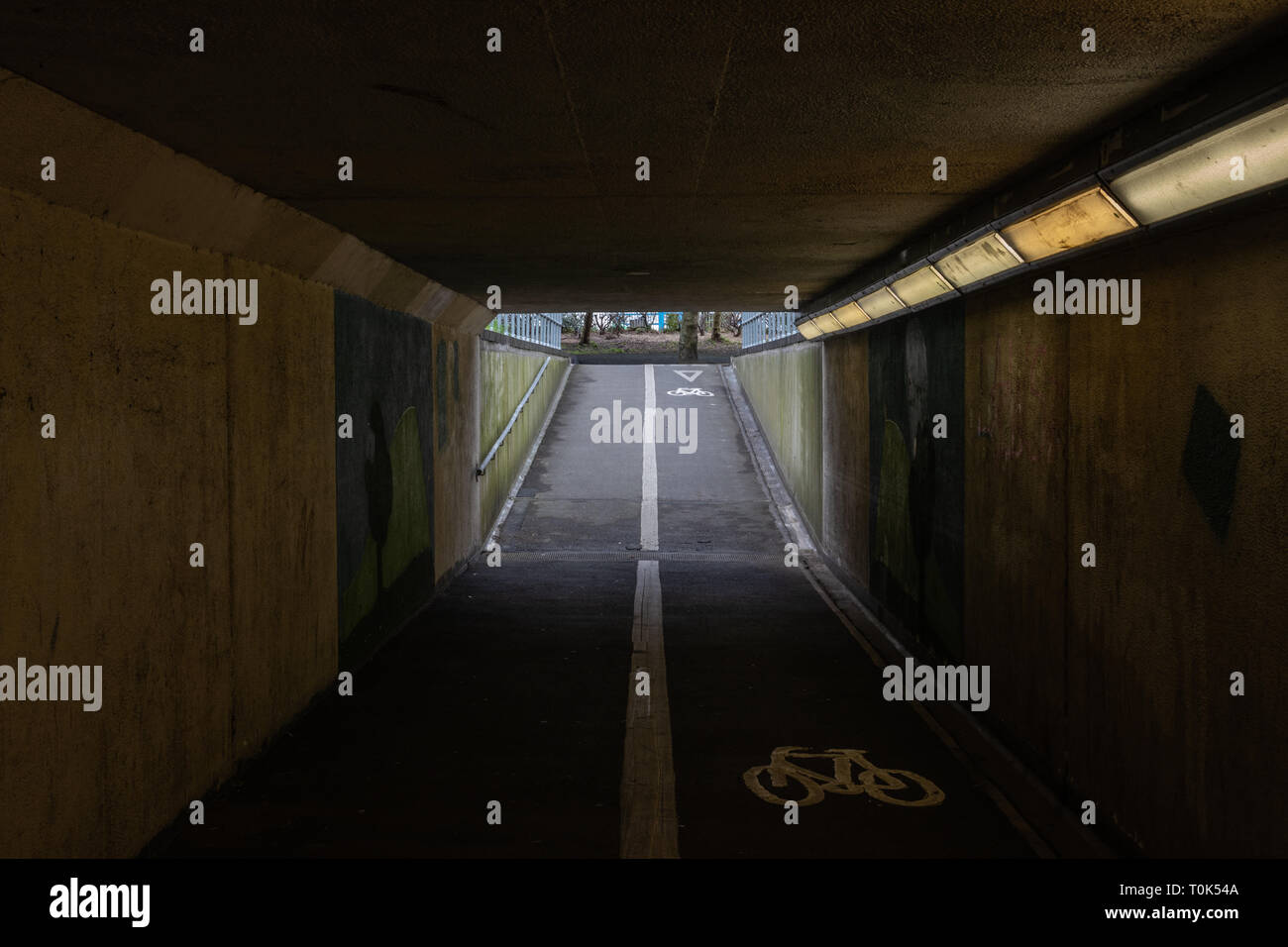 Eine leere U-Bahn oder Gehweg mit Graffiti an den Wänden Stockfoto