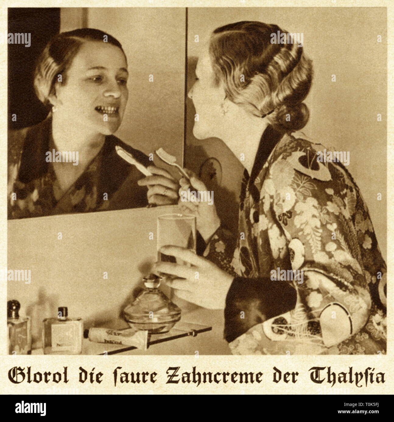 Kosmetik, Zahnpflege, Frau während der Zähne putzen, mit Zahnpasta Glorol, Citrus frische Zahnpasta der Firma Thalysia Paul Garms, Kommandit-Gesellschaft Reformwaren-Werk, Leipzig, Deutschland, ca. 1935,- Additional-Rights Clearance-Info - Not-Available Stockfoto