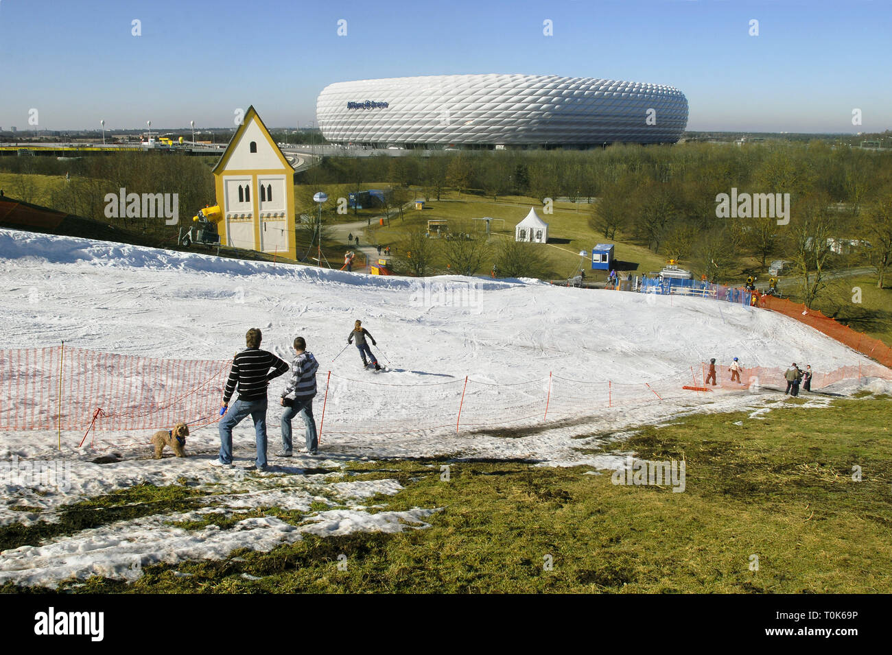 Geographie/Reisen, Deutschland, München, Allianz Arena, Blick von der Ski Arena in Fröttmaning Hill, künstlichen Schnee bei 18 Grad Celsius plus, 24.02.2008, Additional-Rights - Clearance-Info - Not-Available Stockfoto