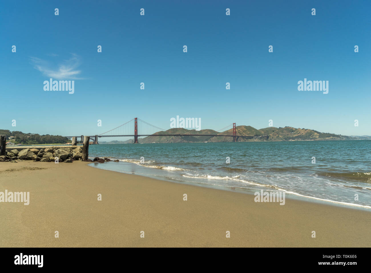 San Francisco Golden Gate Bridge von Crissy Field Strand genommen Stockfoto